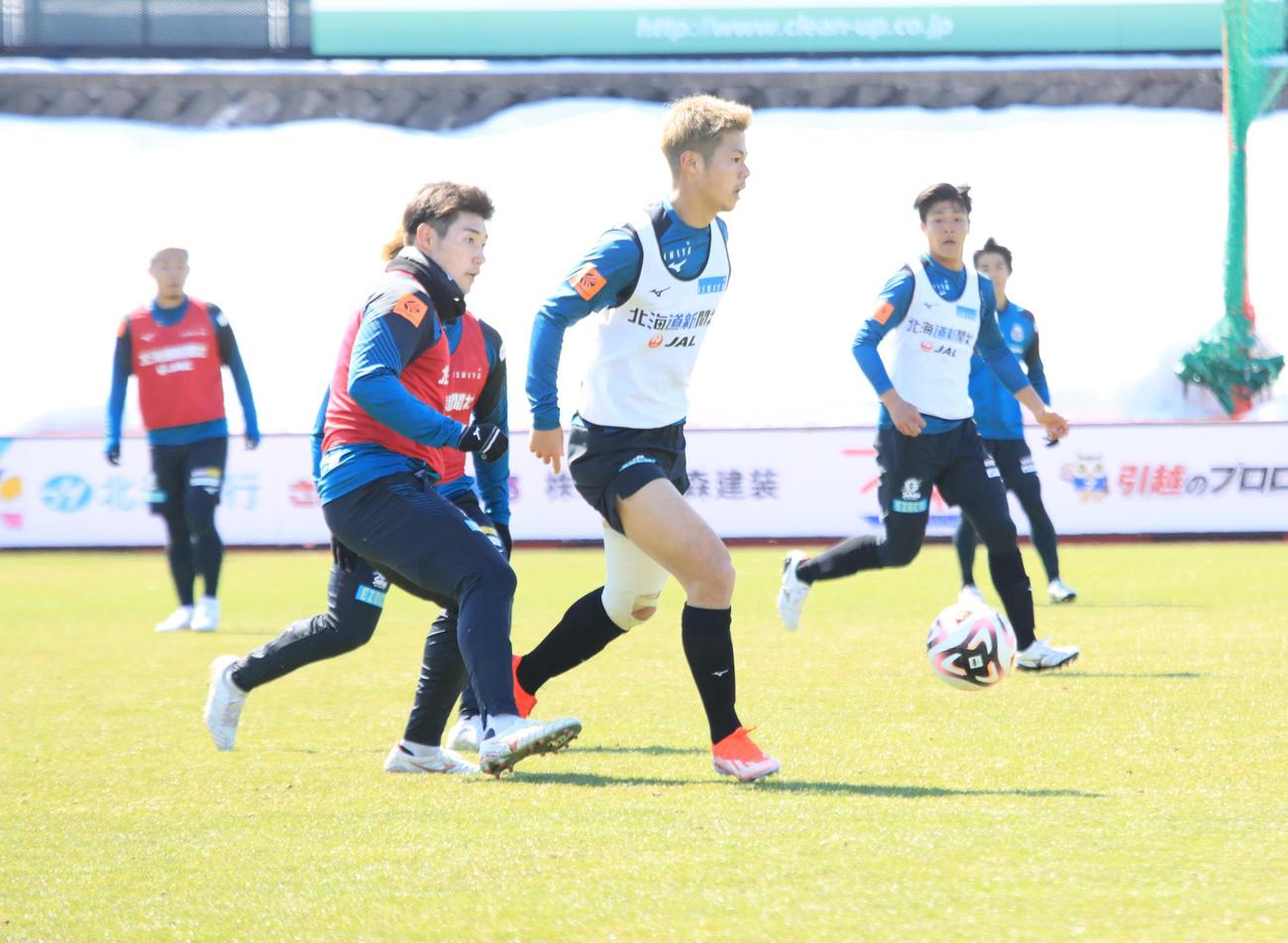 全体練習に完全合流した札幌大森（右）（撮影・保坂果那）
