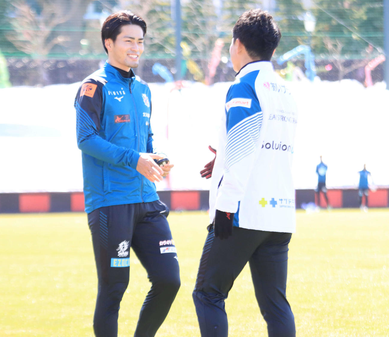 U－23日本代表活動を終え、チームに合流した札幌馬場（左）（撮影・保坂果那）