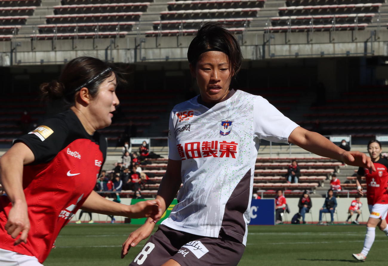 相手と競り合う石淵（右）（アルビレックス新潟レディース提供）