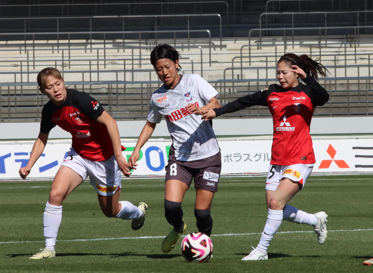 相手に囲まれながらもボールをキープするFW石淵（中央）（アルビレックス新潟レディース提供）
