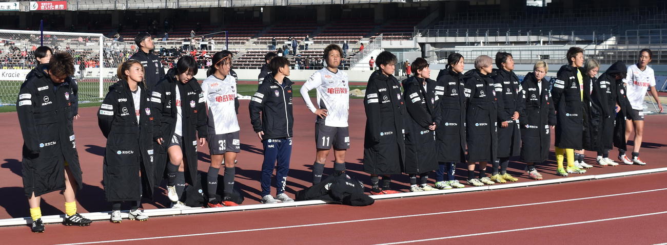 試合後、サポーターへあいさつする新潟L（アルビレックス新潟レディース提供）