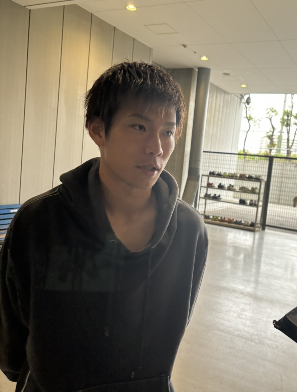 非公開練習後に取材対応するG大阪DF黒川圭介（撮影・永田淳）