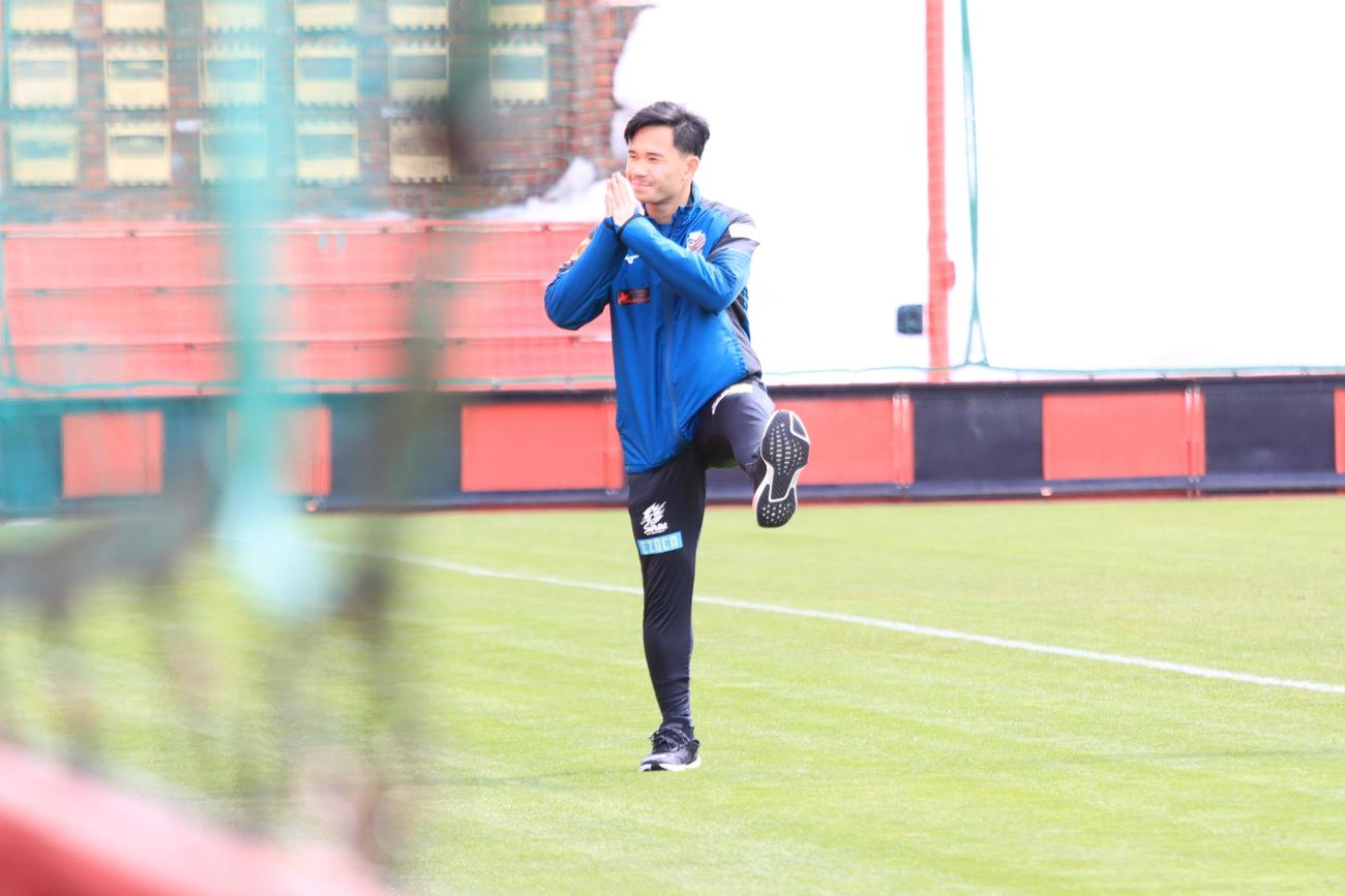 タイ代表活動を終えてチームに合流した札幌スパチョークは、ファンに手を合わせてあいさつ（撮影・保坂果那）