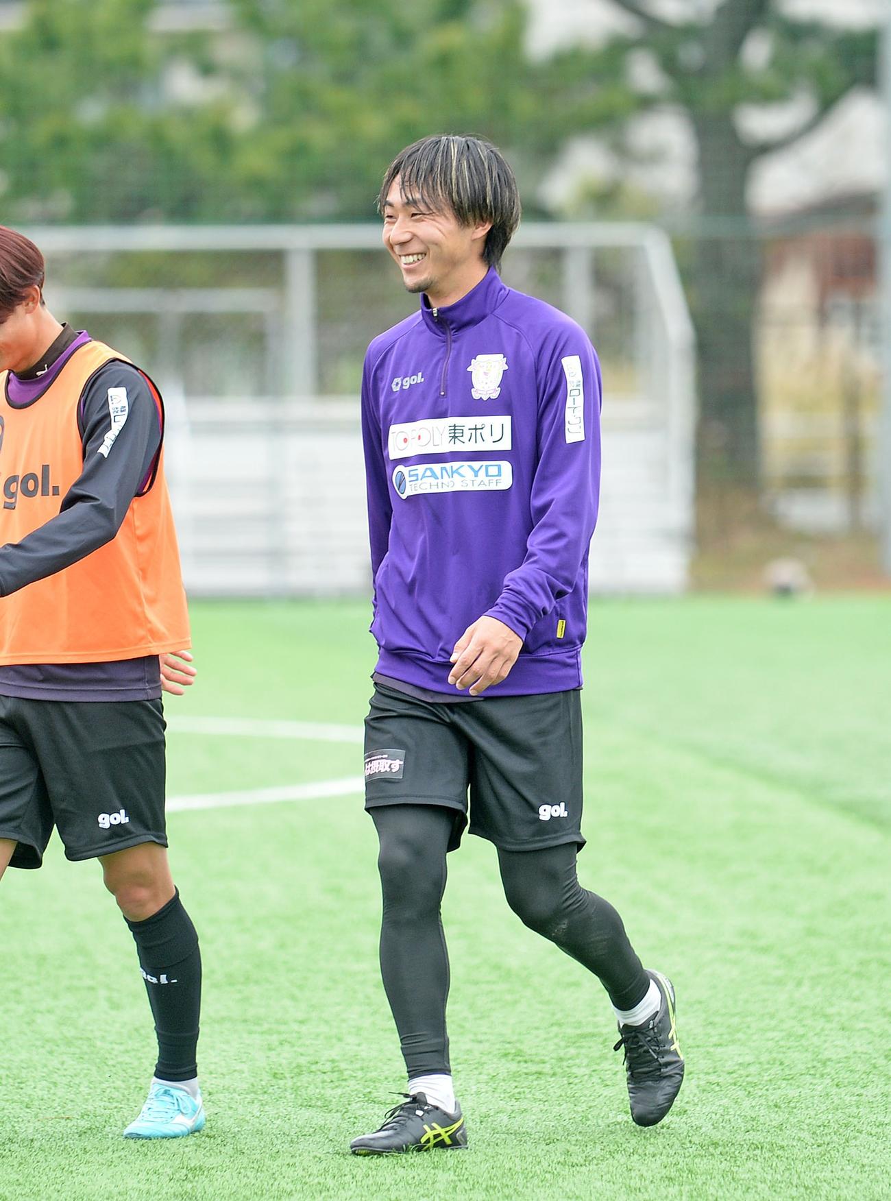 練習中にリラックスした表情を見せる藤枝中川風