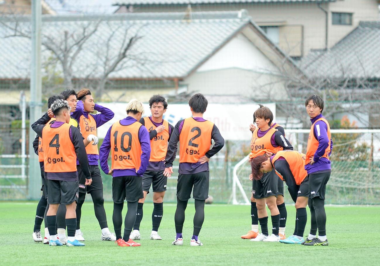 紅白戦前に話し合う藤枝の選手たち。右端が藤枝中川風