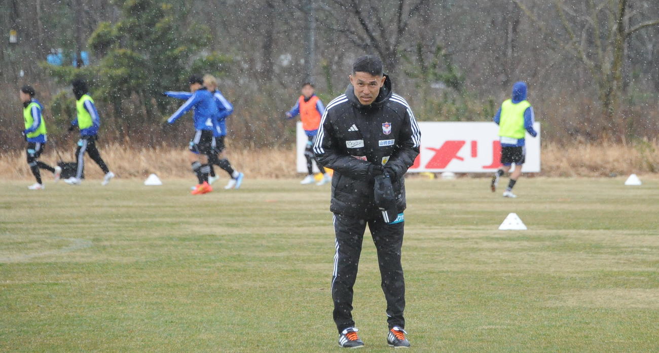 柏戦の前日練習で報道陣にあいさつする松橋監督