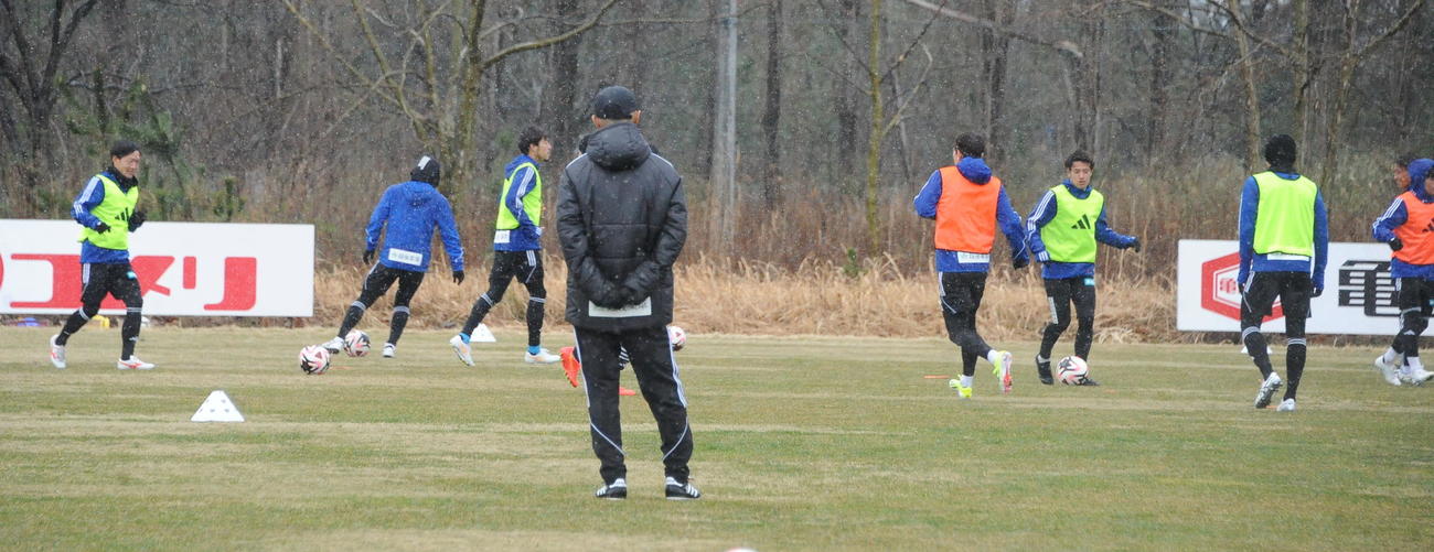 柏戦の前日練習で選手の動きをチェックする松橋監督（手前）