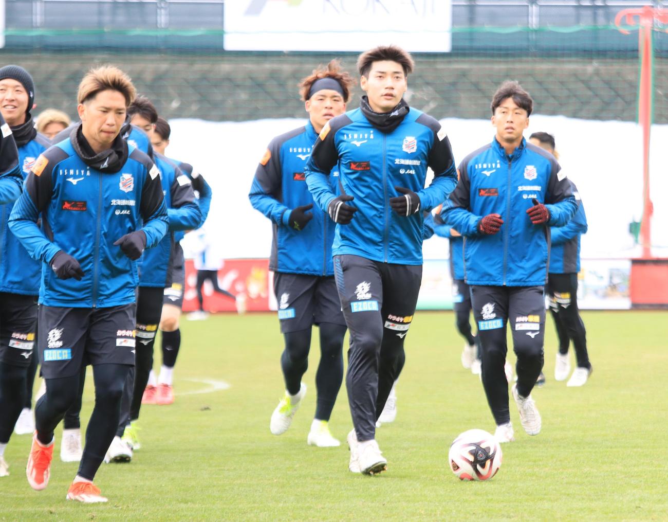 神戸戦前日練習最後にジョギングする札幌の選手ら。右から2人目は岡村（撮影・保坂果那）