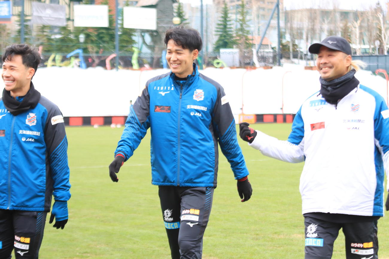 神戸戦前日練習を終え、クラブハウスへ戻る札幌高尾（中央）（撮影・保坂果那）