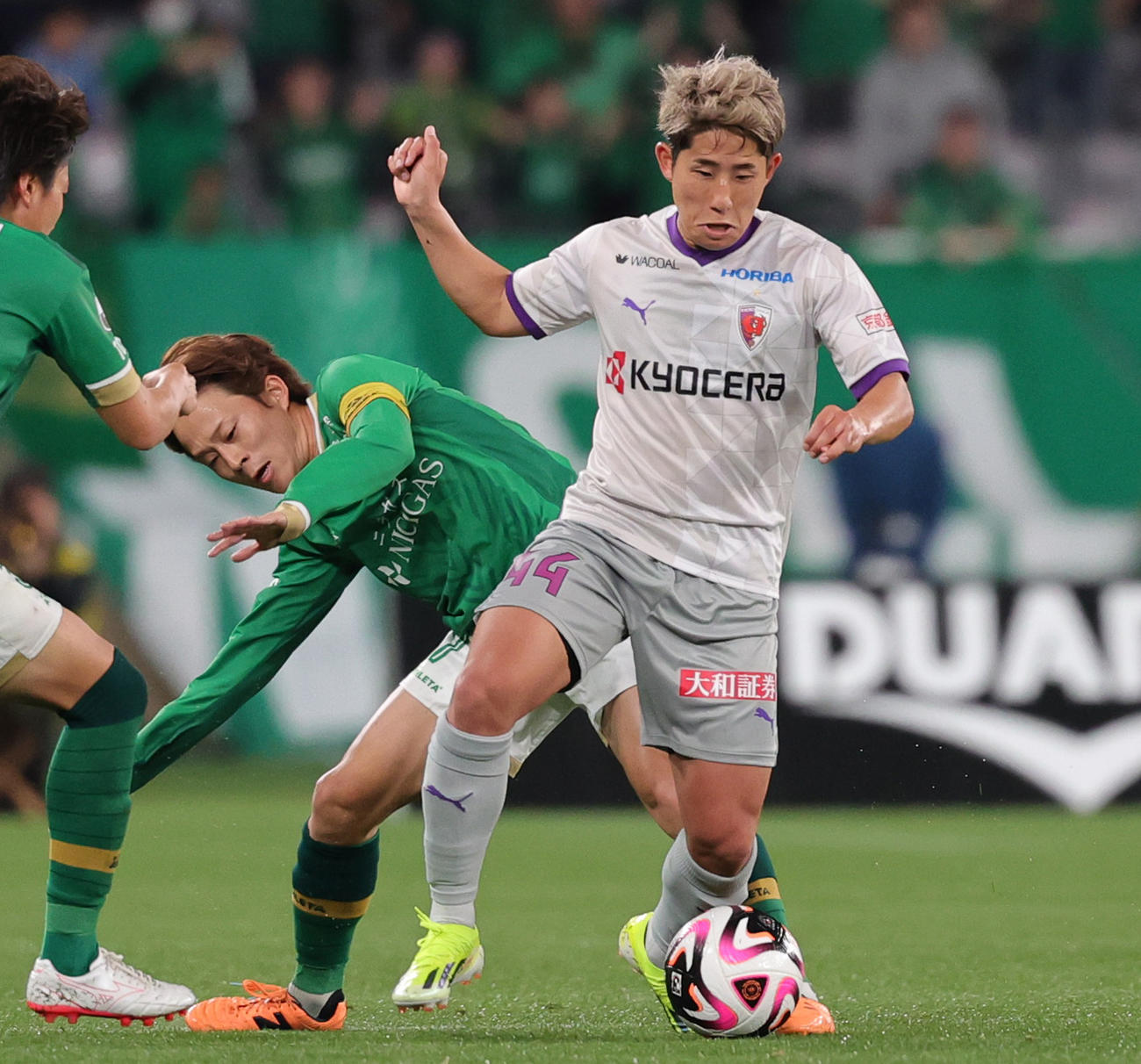 東京V対京都　前半、競りあう東京V森田（左）と京都佐藤（撮影・野上伸悟）