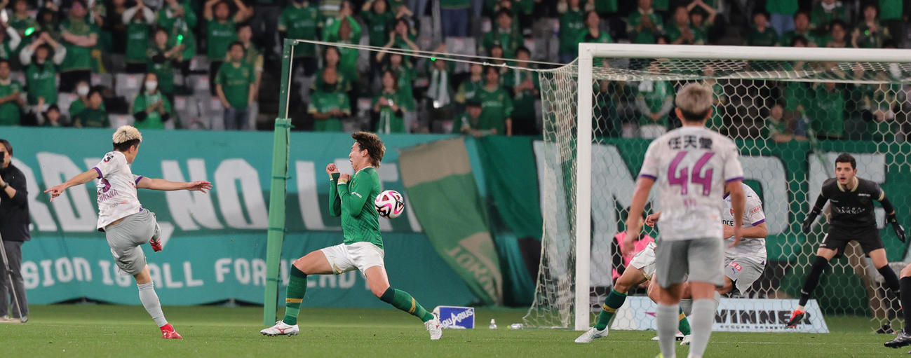 東京V対京都　前半、先制ゴールを決める京都豊川（撮影・野上伸悟）