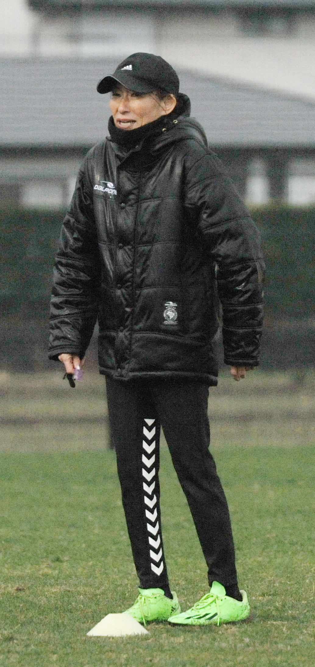 リラックスした表情で練習を見守る本田監督　