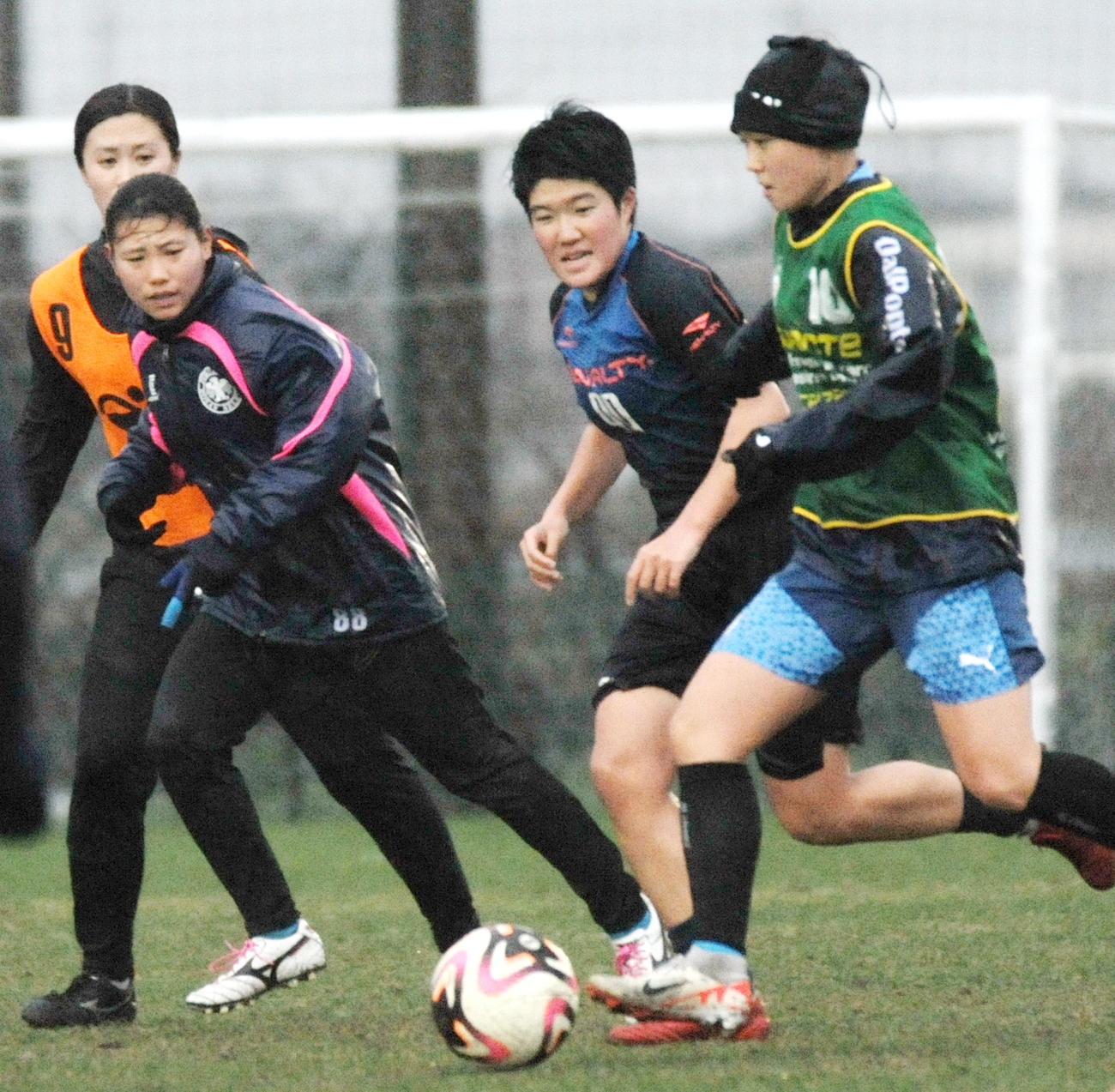 雨の中、練習に励む静岡SSUボニータの選手たち。右から3人目がMF梅津