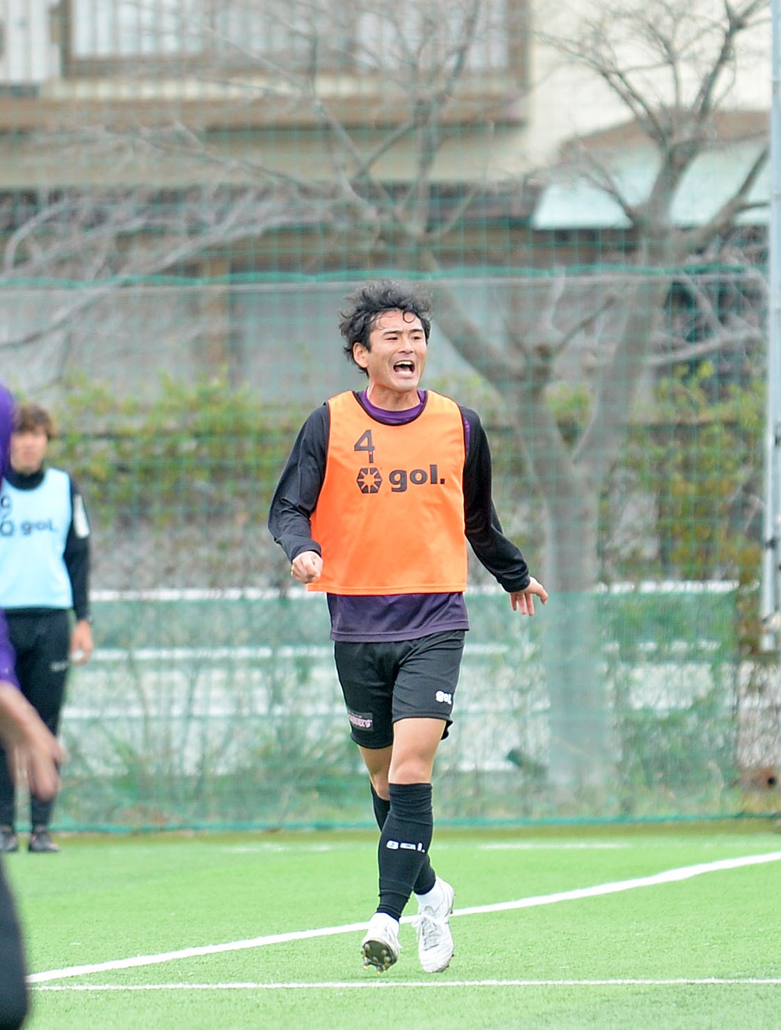 紅白戦で声を張り上げて指示を出す藤枝小笠原（28日撮影）