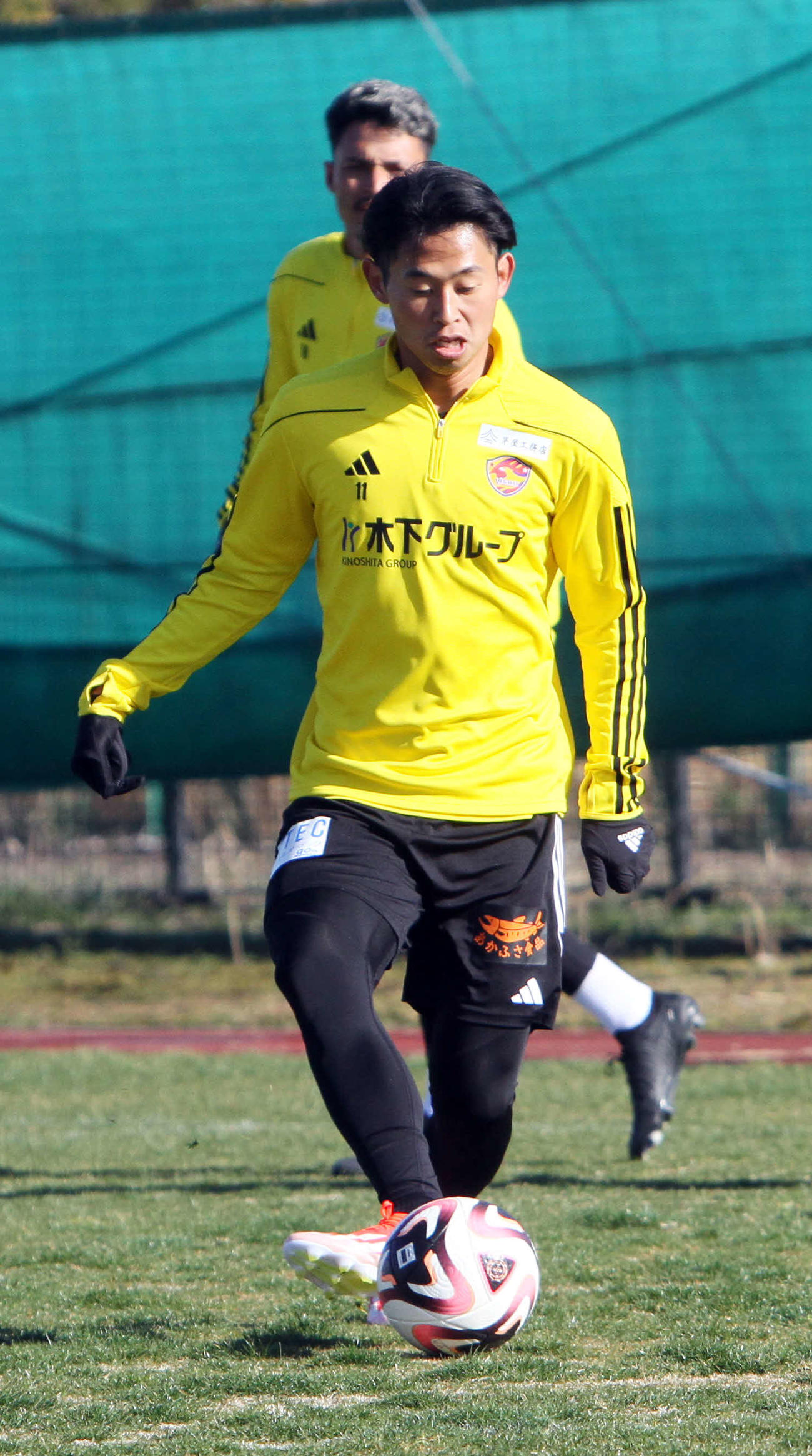 ミニゲームでパスを出すMF郷家（撮影・木村有優）
