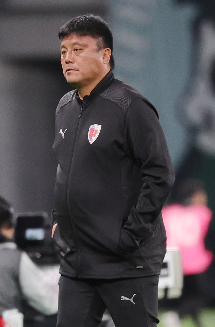 東京V対京都　試合を見つめる京都曹貴裁監督（撮影・野上伸悟）