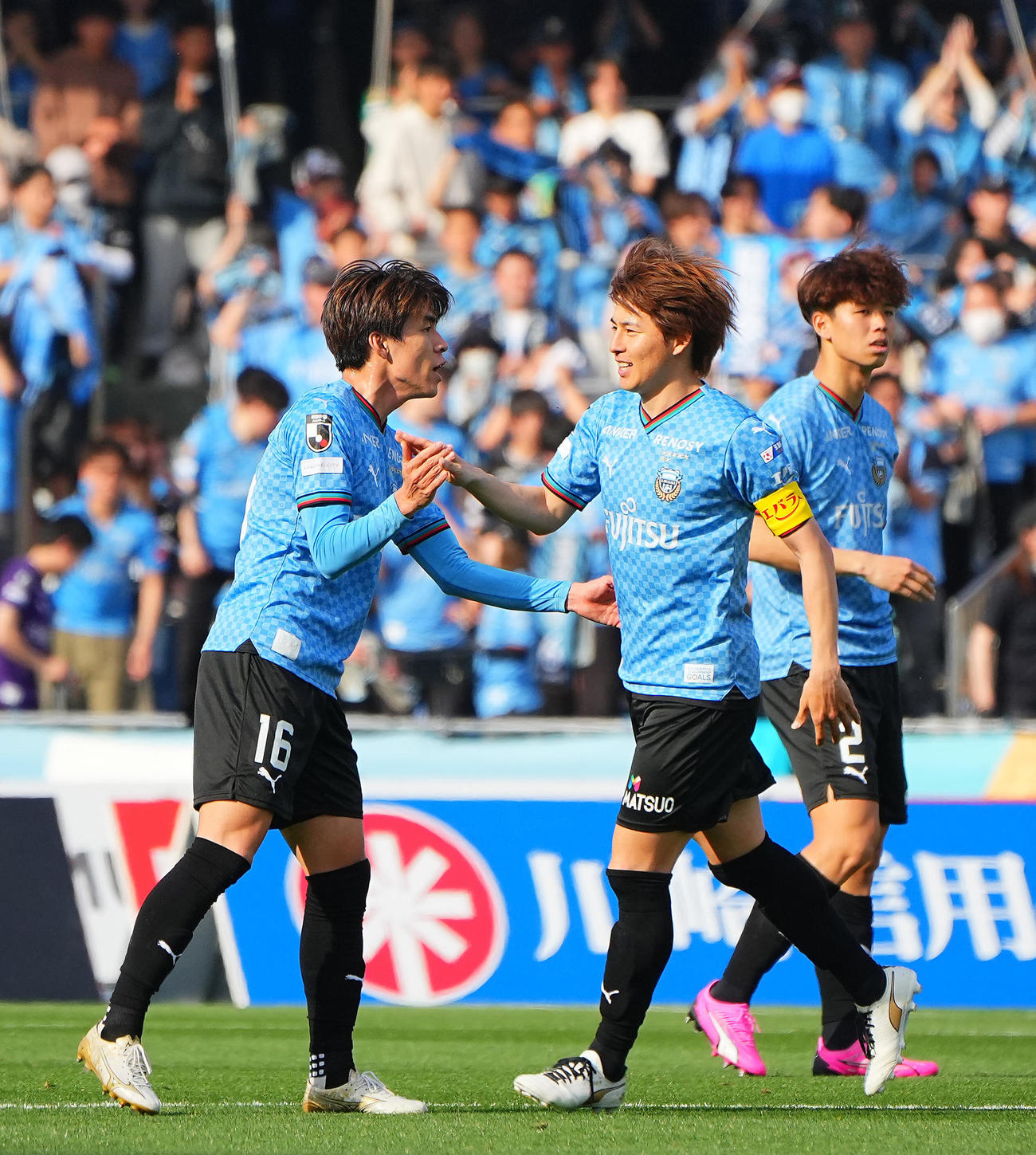 川崎F対東京　前半、先制のゴールを決めチームメートと喜び合う川崎F脇坂（中央）（撮影・垰建太）