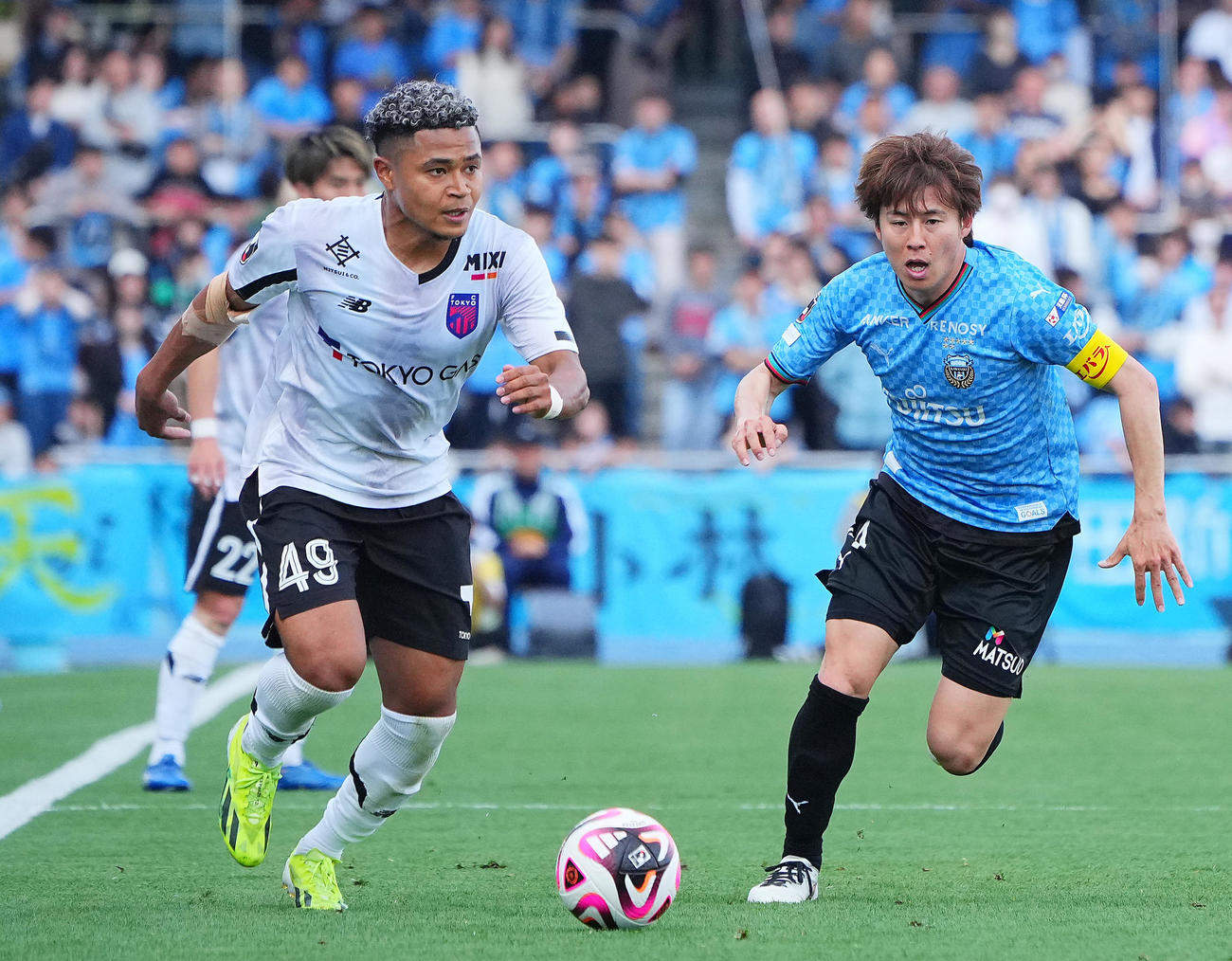川崎F対東京　前半、競り合う東京バングーナガンデ（左）と川崎F脇坂（撮影・垰建太）