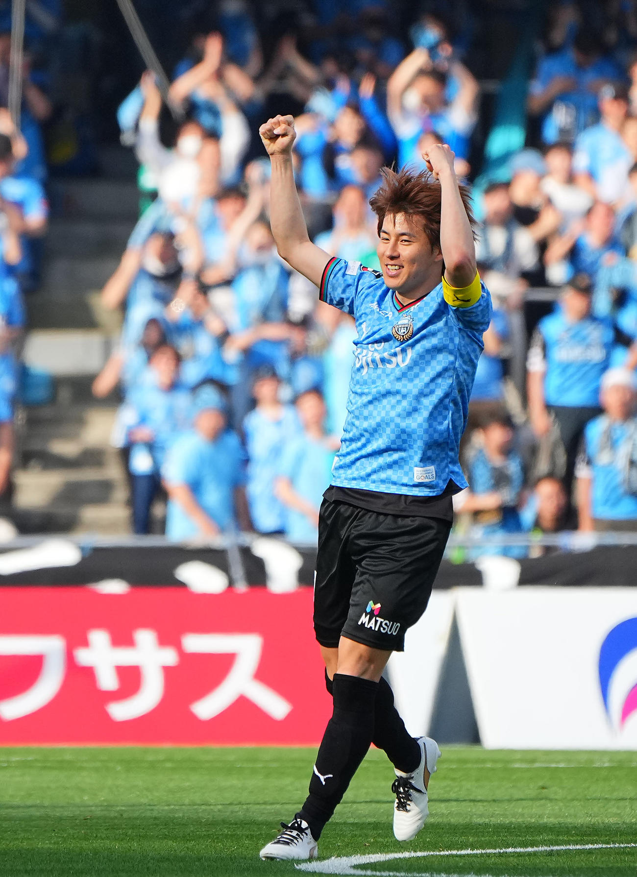 川崎F対東京　前半、先制のゴールを決めガッツポーズする川崎F脇坂（撮影・垰建太）