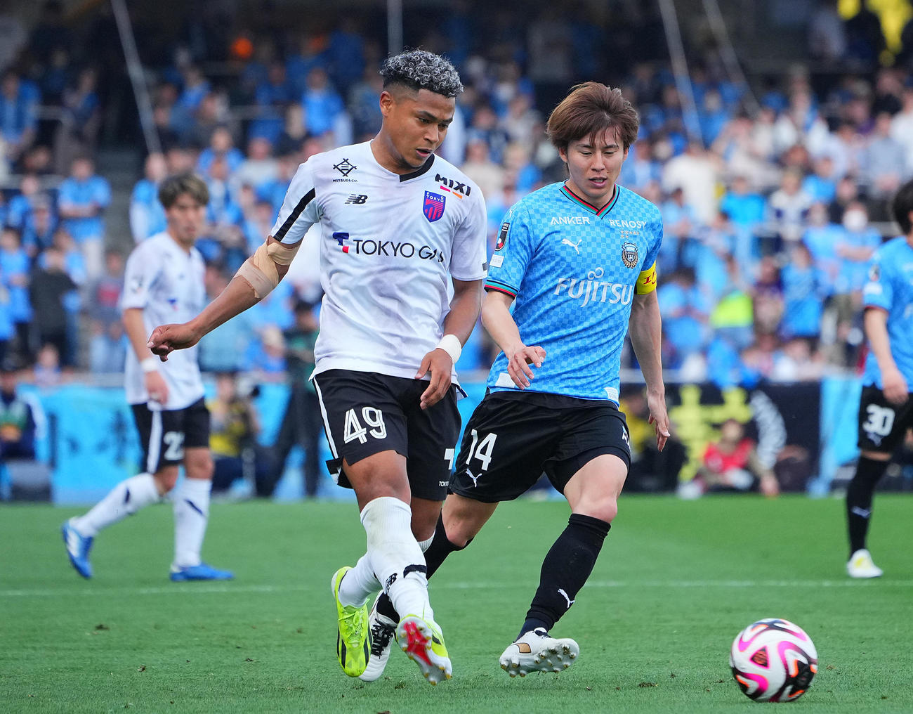 川崎F対東京　前半、競り合う東京バングーナガンデ（左）と川崎F脇坂（撮影・垰建太）