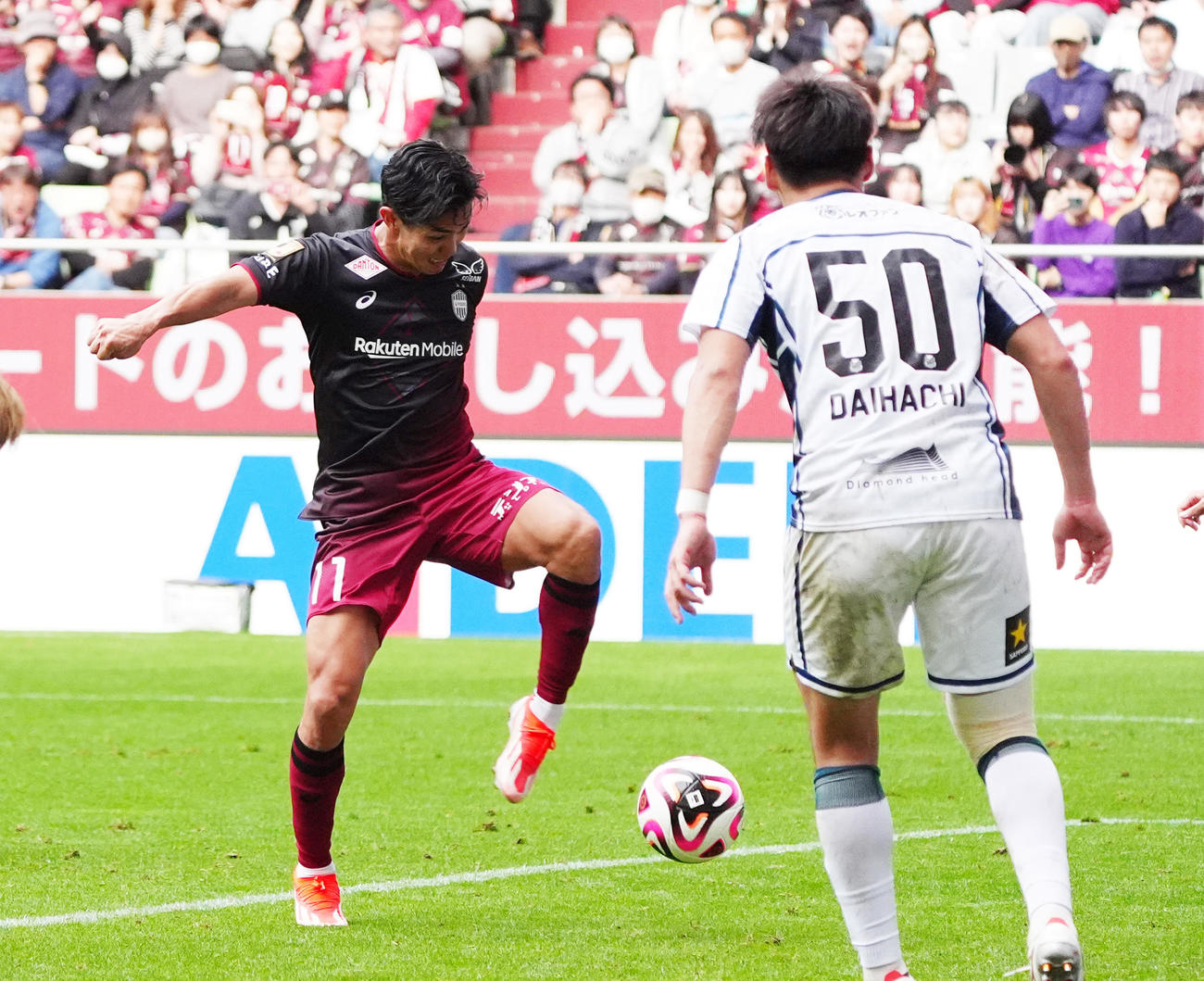 神戸対札幌　後半終了間際にチーム6点目のゴールを決める神戸武藤（左）（撮影・清水貴仁）