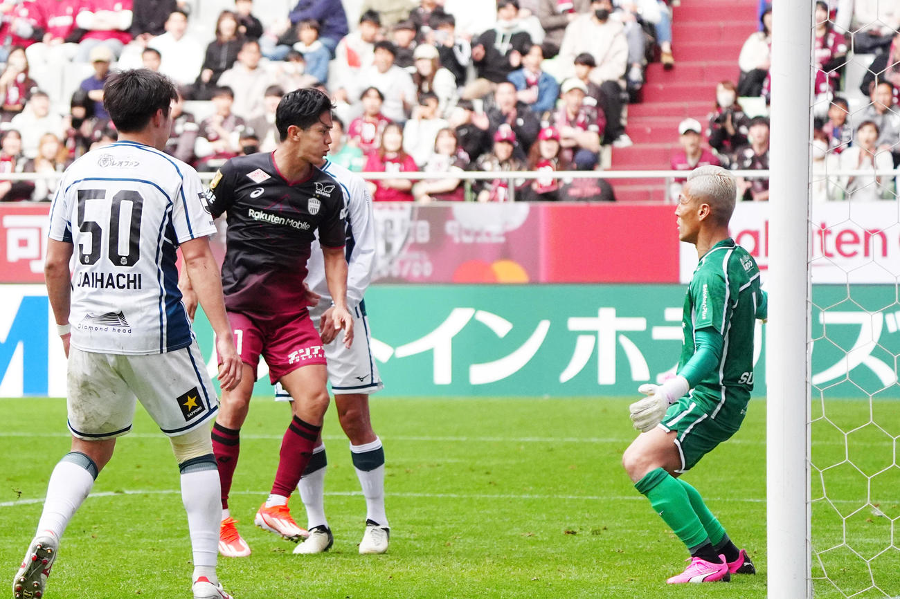 神戸対札幌　後半終了間際にチーム6点目のゴールを決める神戸武藤（左から2人目）（撮影・清水貴仁）