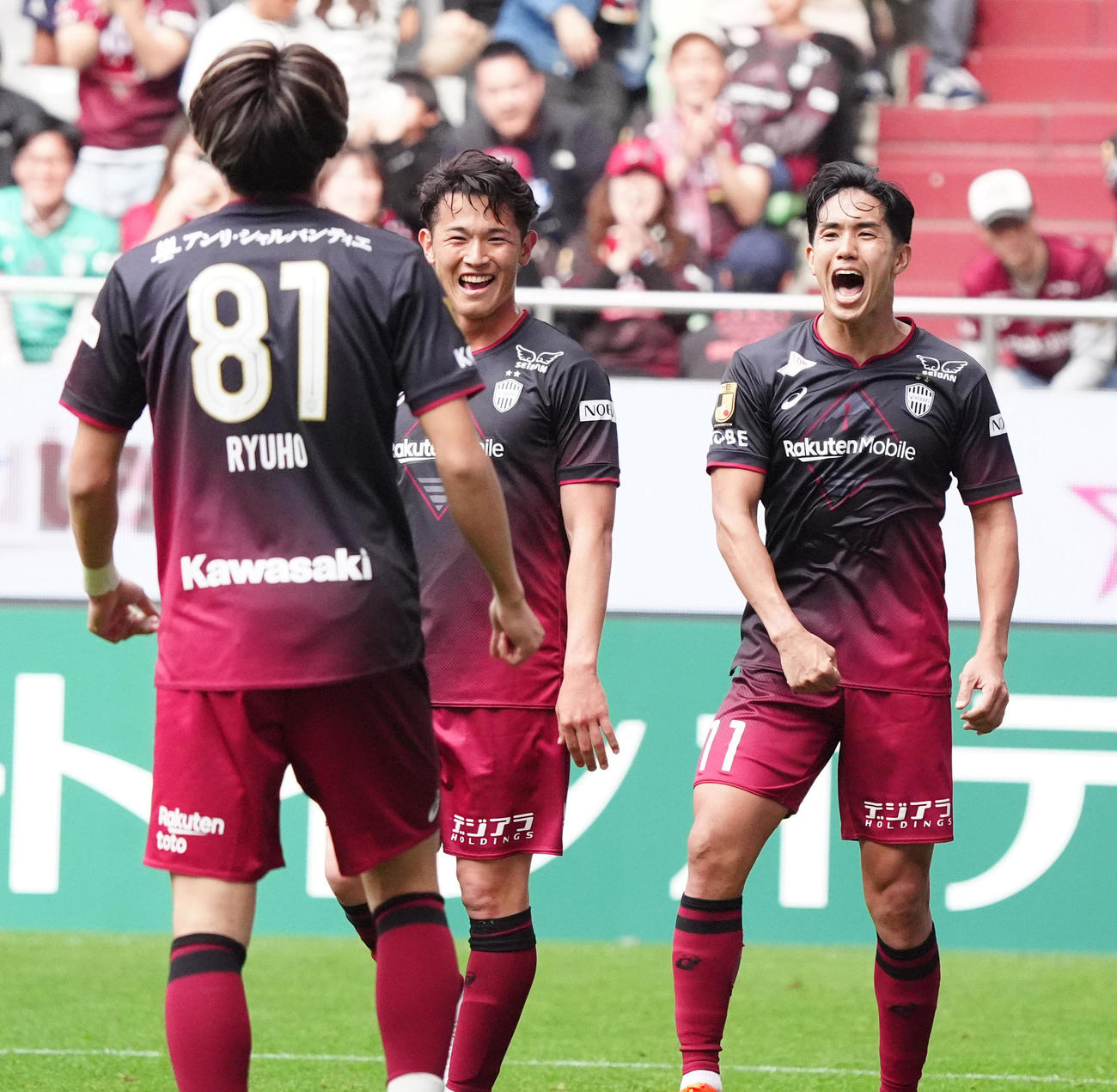 神戸対札幌　後半終了間際にチーム6点目のゴールを決め喜ぶ神戸武藤（右）（撮影・清水貴仁）