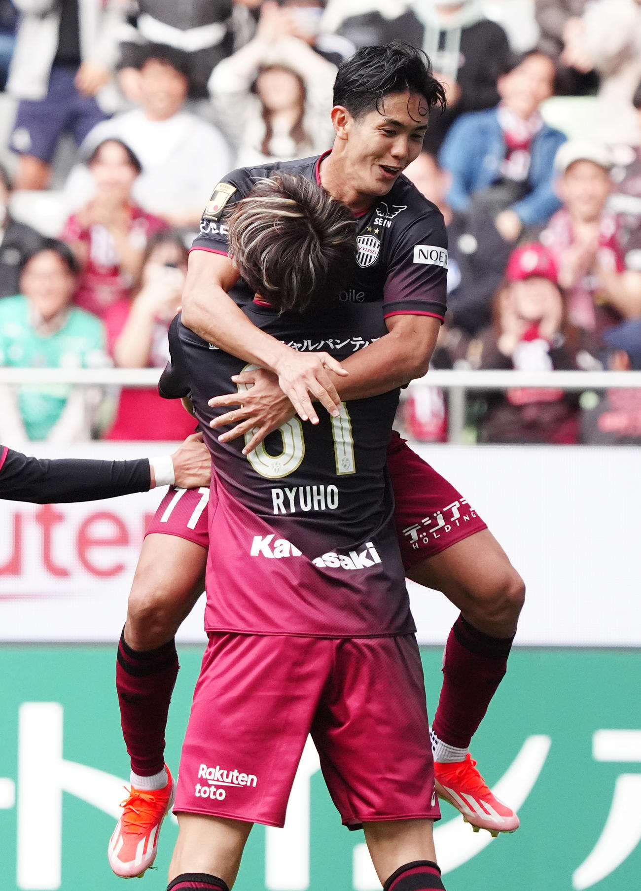神戸対札幌　後半終了間際にチーム6点目のゴールを決めた神戸武藤（奥）はアシストした菊池に抱きつく（撮影・清水貴仁）