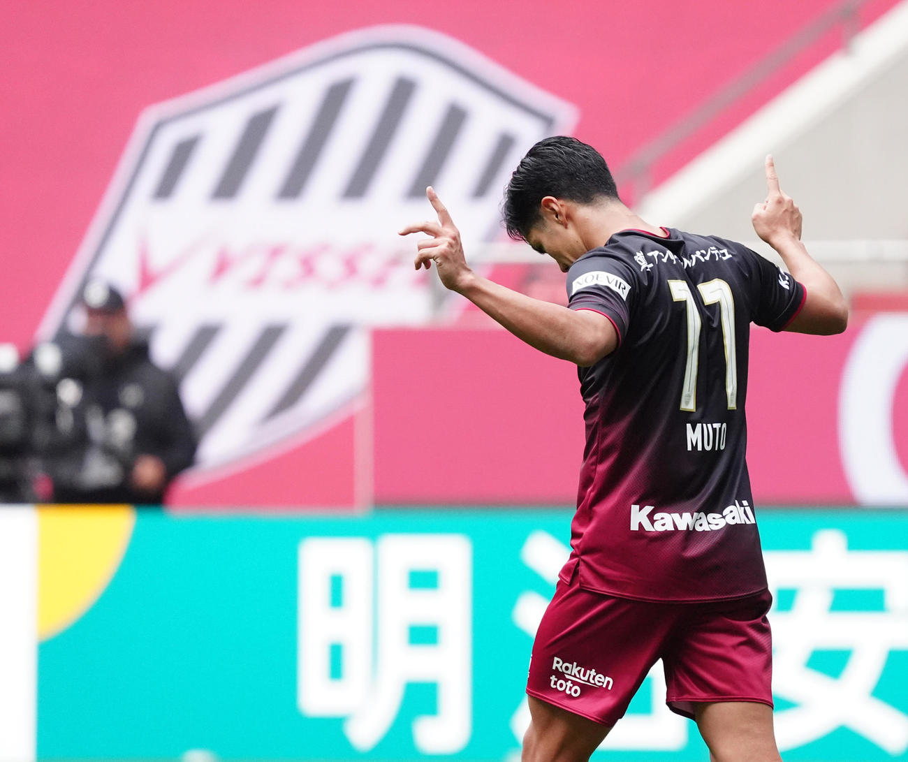 神戸対札幌　後半終了間際にチーム6点目のゴールを決め喜ぶ神戸武藤（撮影・清水貴仁）