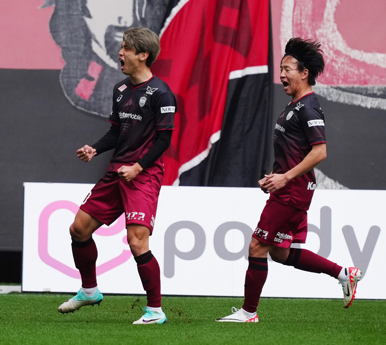 神戸対札幌　前半、先制ゴールを決める神戸大迫（左）（撮影・清水貴仁）