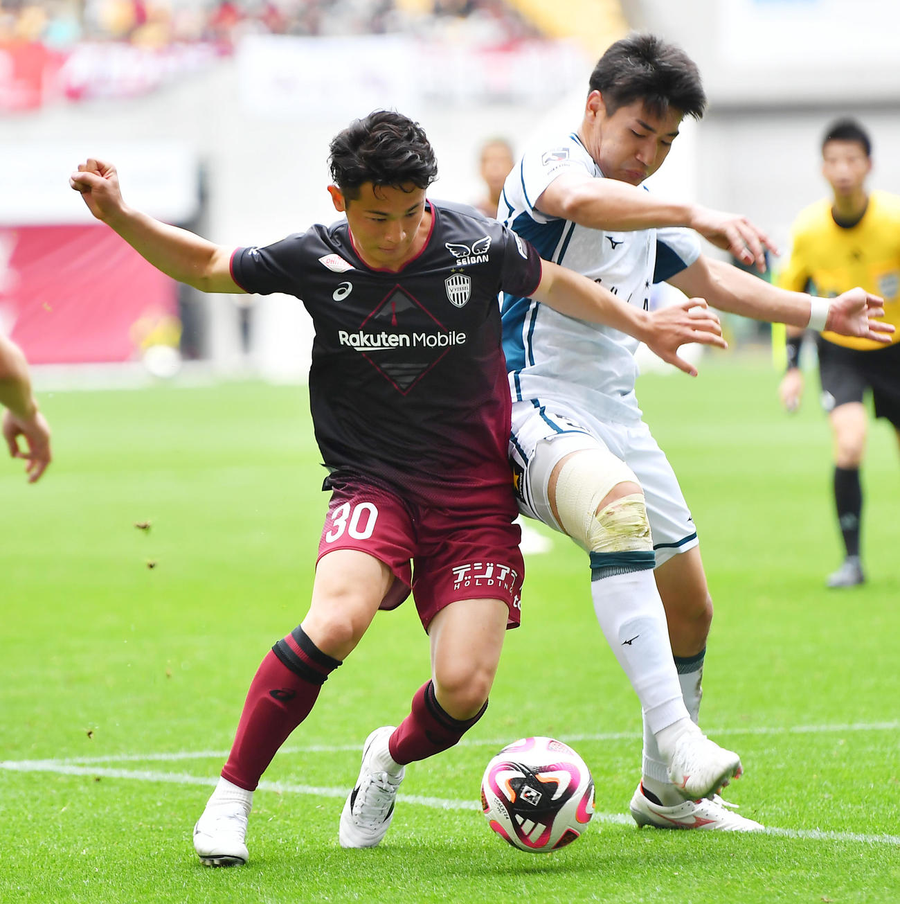 神戸対札幌　後半途中からピッチに立ち、リーグ戦を初出場の神戸山内（左）（撮影・清水貴仁）