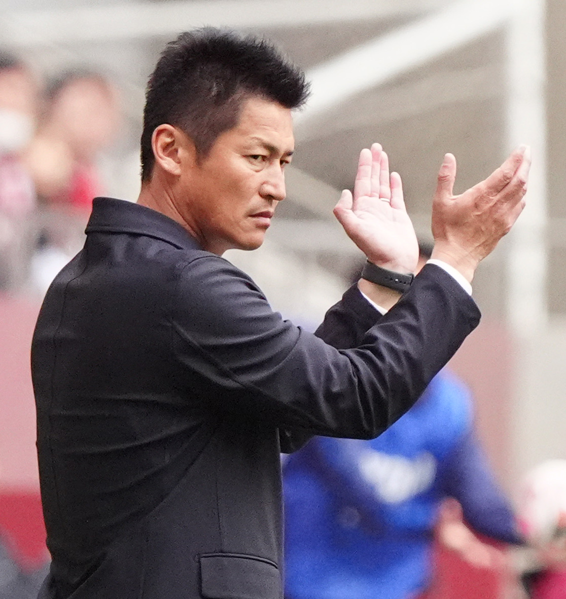 神戸対札幌　後半、味方のプレーに拍手を送る神戸吉田監督（撮影・清水貴仁）