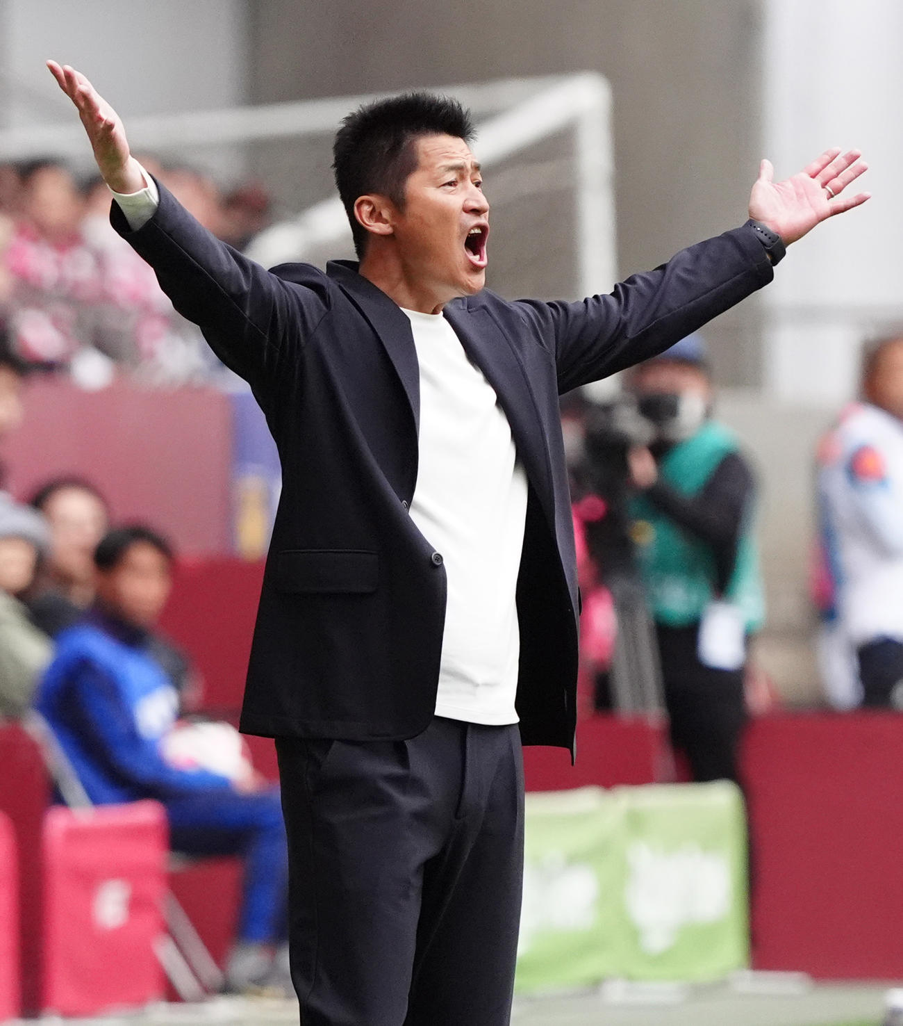 神戸対札幌　後半、判定に納得がいかず両手を広げて声を出す神戸吉田監督（撮影・清水貴仁）