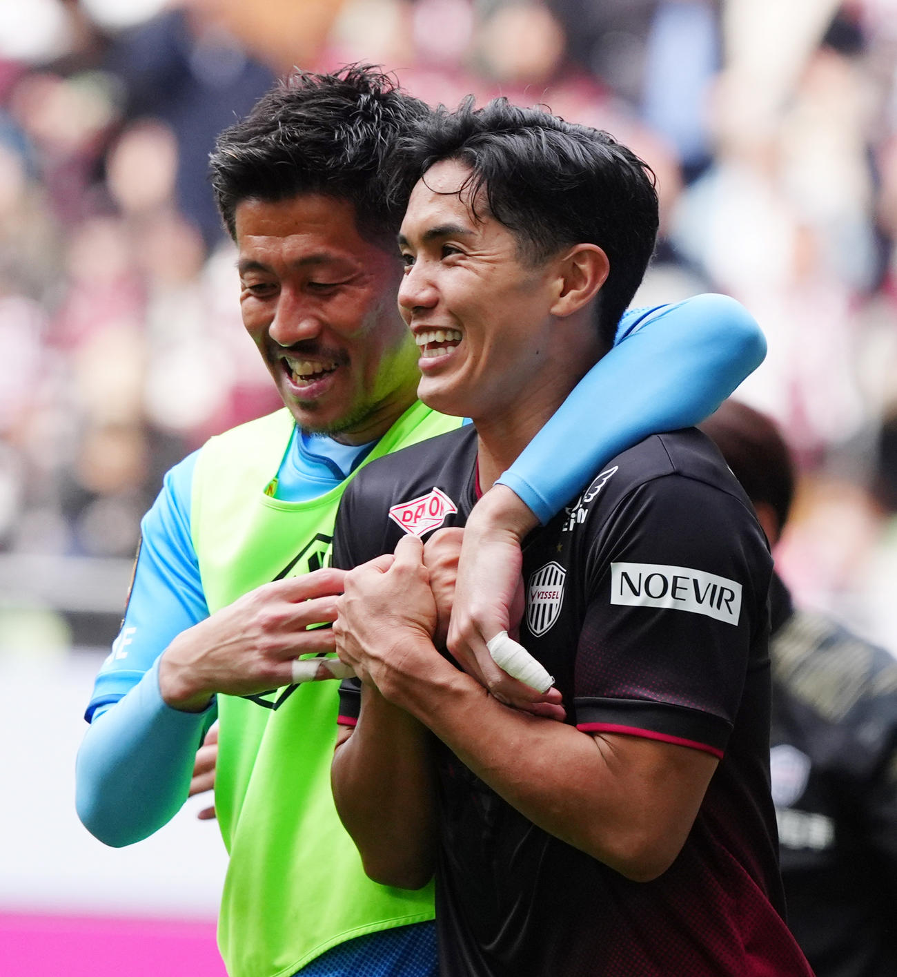 神戸対札幌　試合を終え笑顔をみせる神戸武藤。左はGK新井（撮影・清水貴仁）