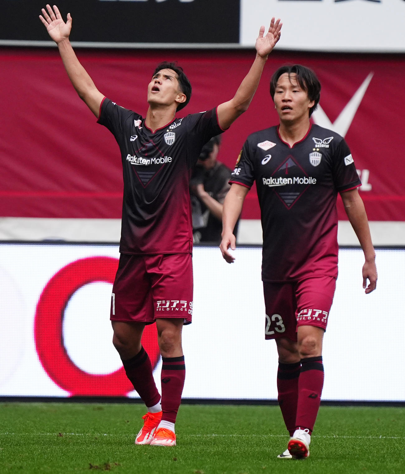 神戸対札幌　前半、相手の股を抜きチーム3点目を決めた神戸武藤（左）（撮影・清水貴仁）