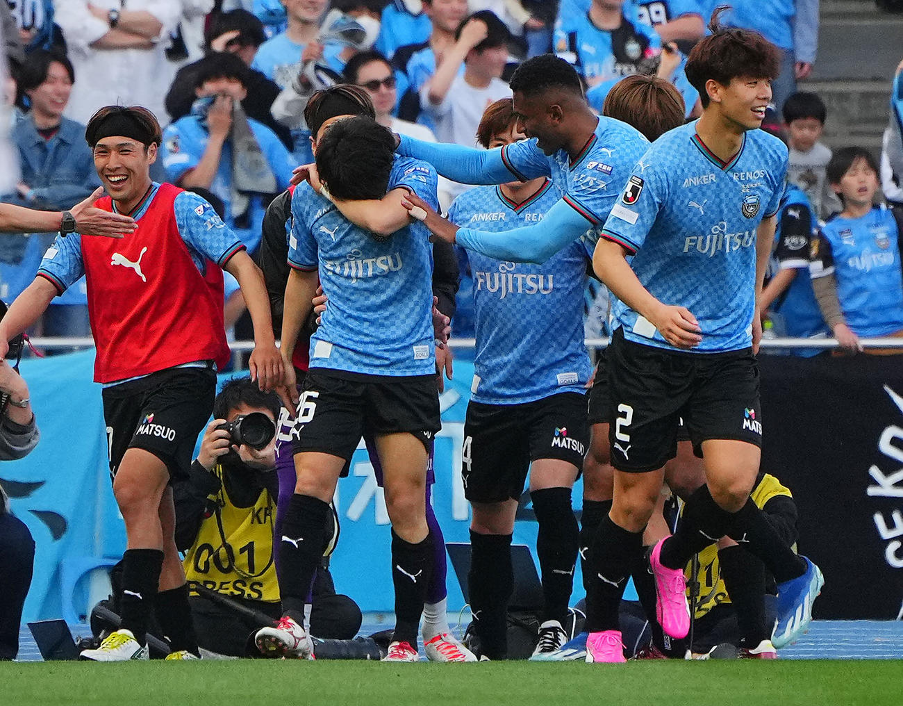 川崎F対東京　後半、川崎F山田のゴールをアシストした山内（左から2人目）はチームメートの祝福に目もとをぬぐう（撮影・垰建太）