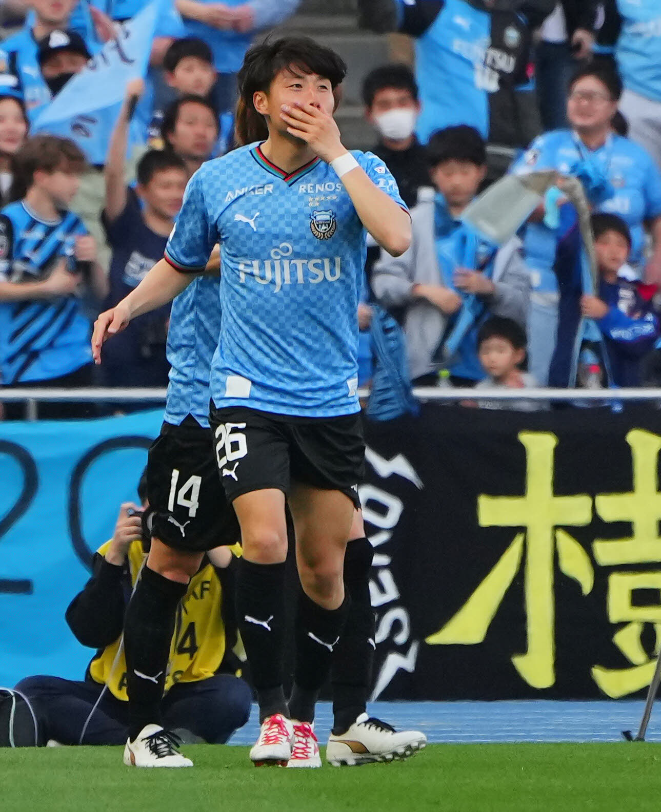 川崎F対東京　後半、川崎F山田のゴールをアシストした山内はチームメートの祝福を受け目もとをぬぐう（撮影・垰建太）