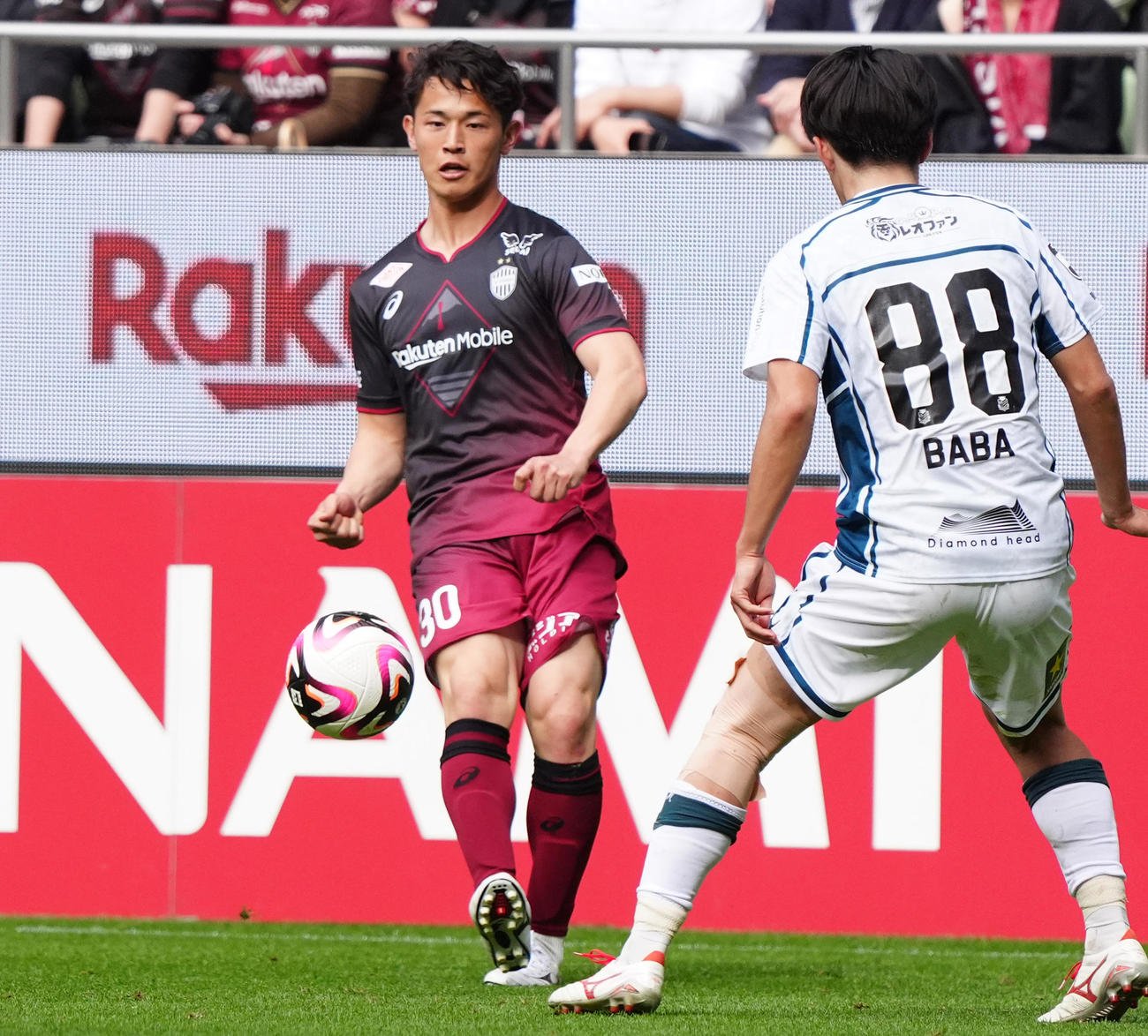 神戸対札幌　後半途中からピッチに立ち、リーグ戦を初出場の神戸山内（左）（撮影・清水貴仁）