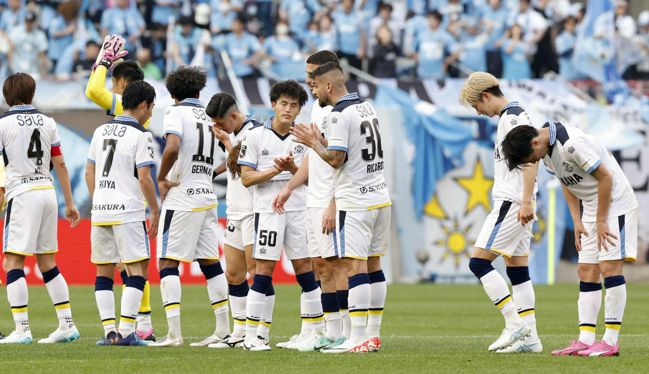 鹿島に敗れ、あいさつする磐田イレブン（共同）