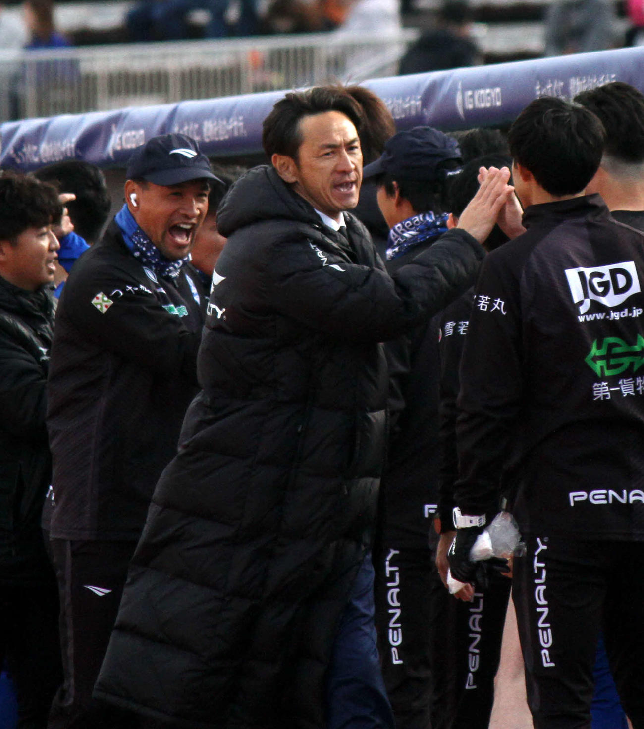 今季ホーム初勝利を挙げ、ハイタッチをかわす渡辺監督（手前）