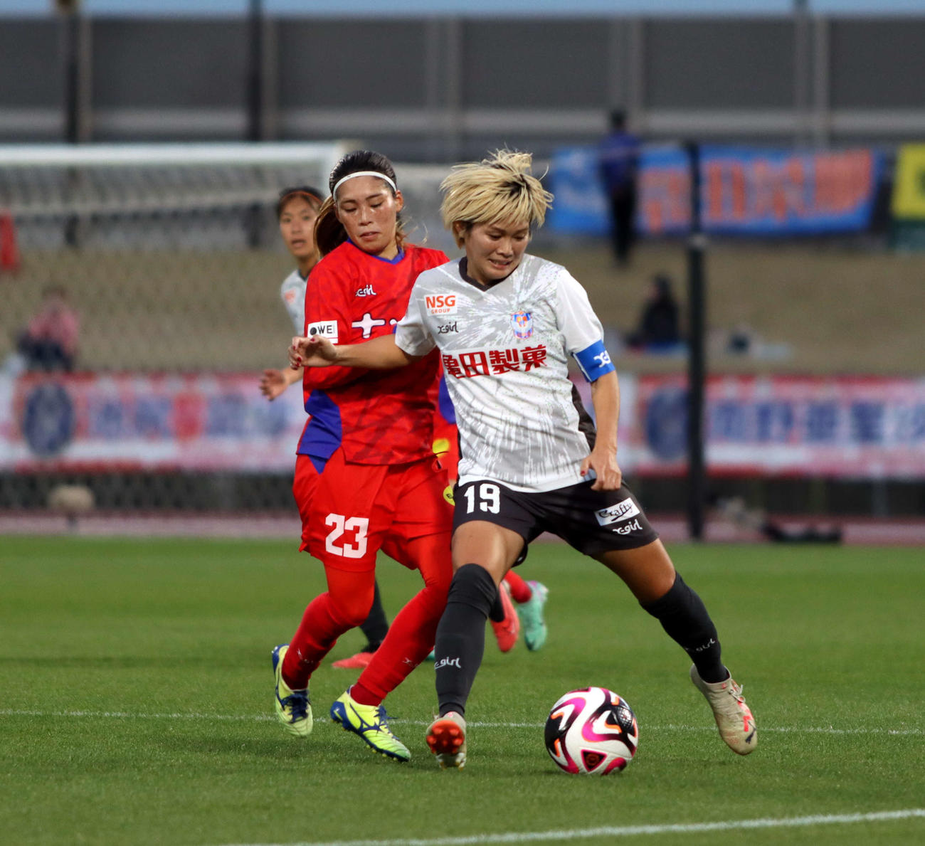 前半、相手と競り合う新潟レディース川澄（右）（アルビレックス新潟レディース提供）