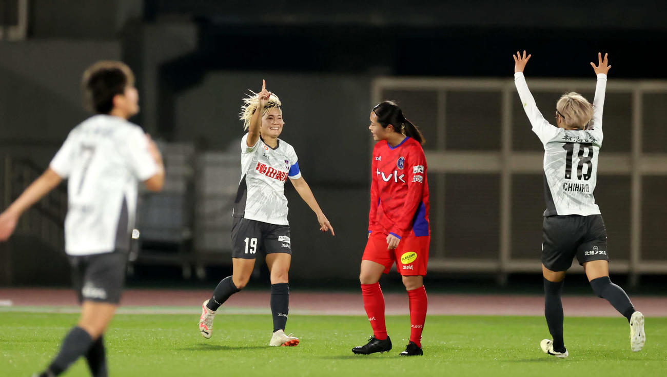 後半12分、先制ゴールを決め、指を突き上げる新潟レディース川澄（左から2人目）（写真提供：WEリーグ）