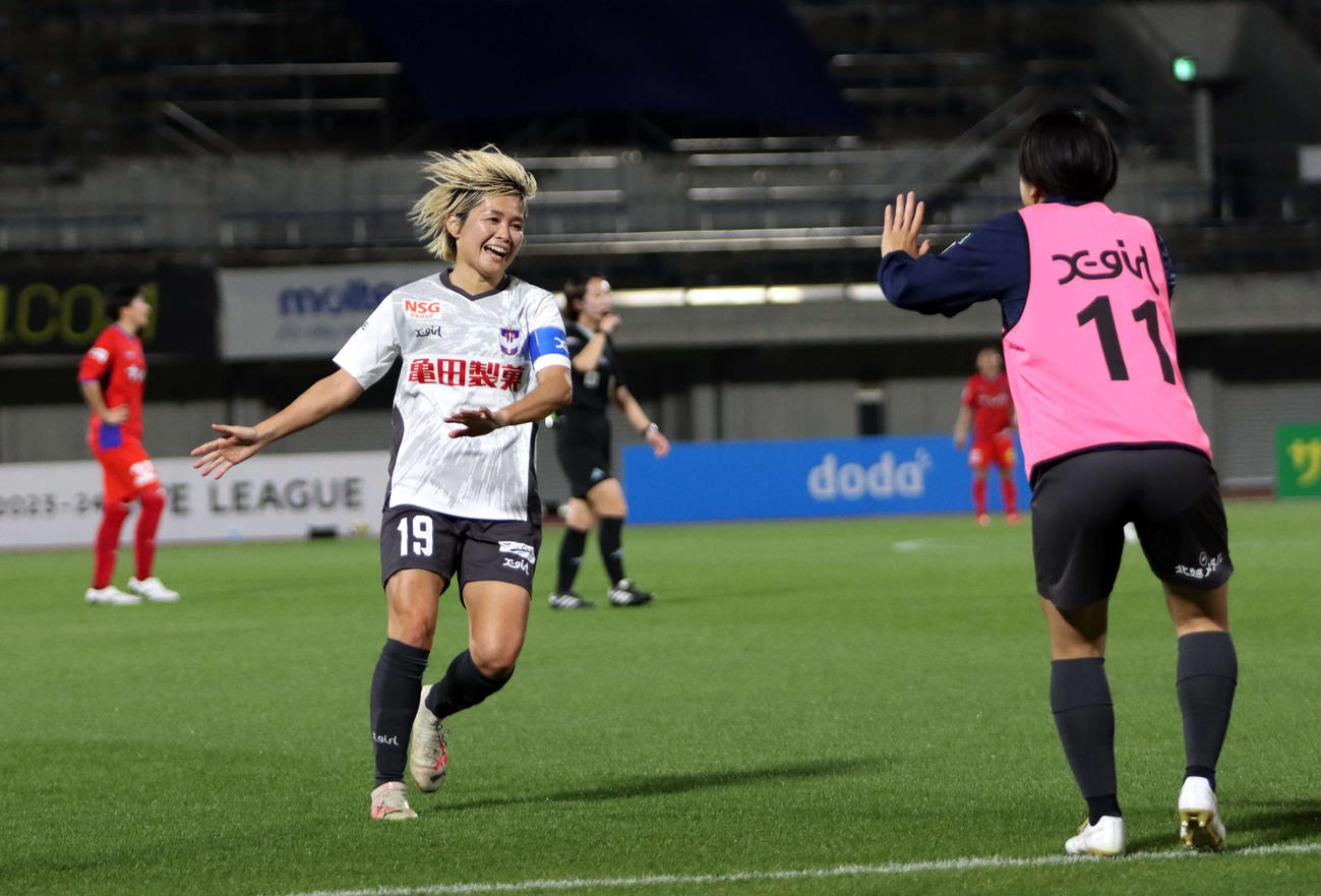 先制ゴールを決め、笑顔を見せる新潟レディース川澄（左）（アルビレックス新潟レディース提供）