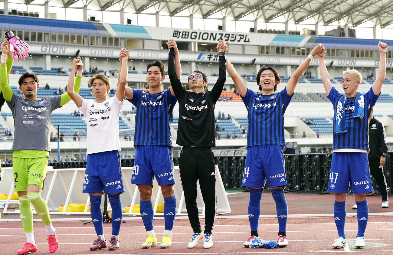 鳥栖に勝利し、喜ぶオ・セフン（左から3人目）ら町田イレブン（共同）