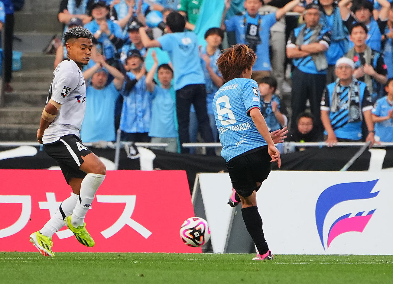 川崎F対東京　後半、チーム3点目のゴールを決める川崎F橘田（右）（撮影・垰建太）