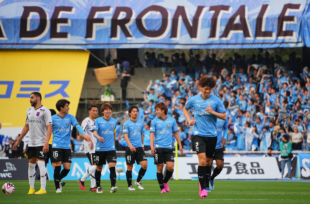 川崎F対東京　後半、チーム3点目のゴールを決めた川崎F橘田（中央右）はチームメートと喜び合う（撮影・垰建太）