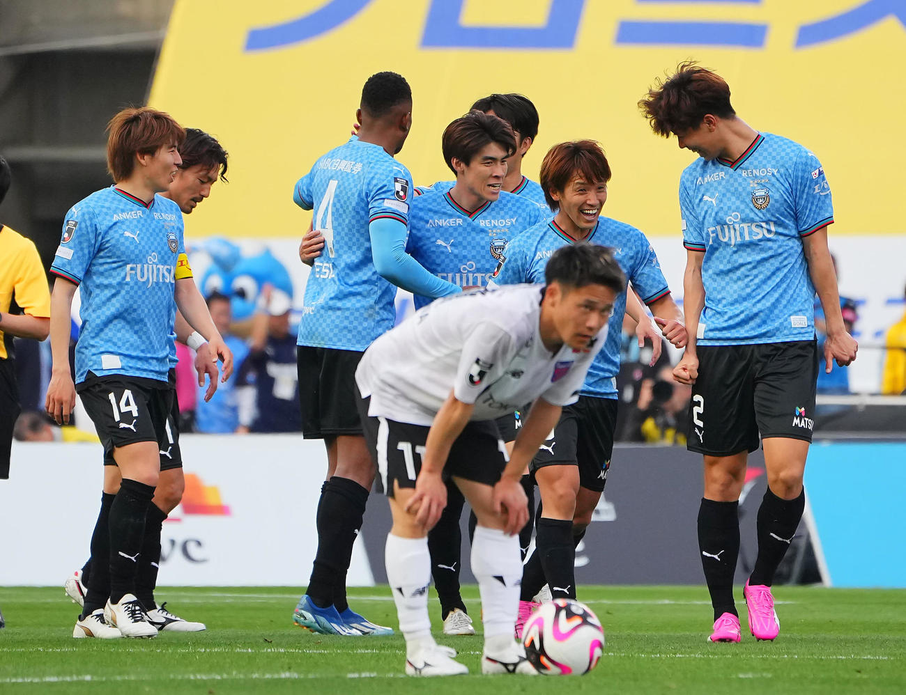 川崎F対東京　後半、チーム3点目のゴールを決めた川崎F橘田（中央右）はチームメートと喜び合う（撮影・垰建太）