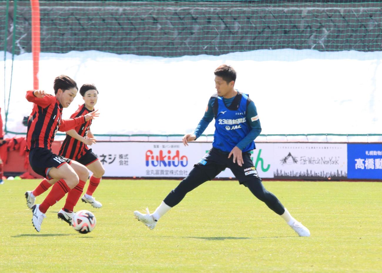 札幌U－18との練習試合でプレーする札幌宮沢（右）（撮影・保坂果那）