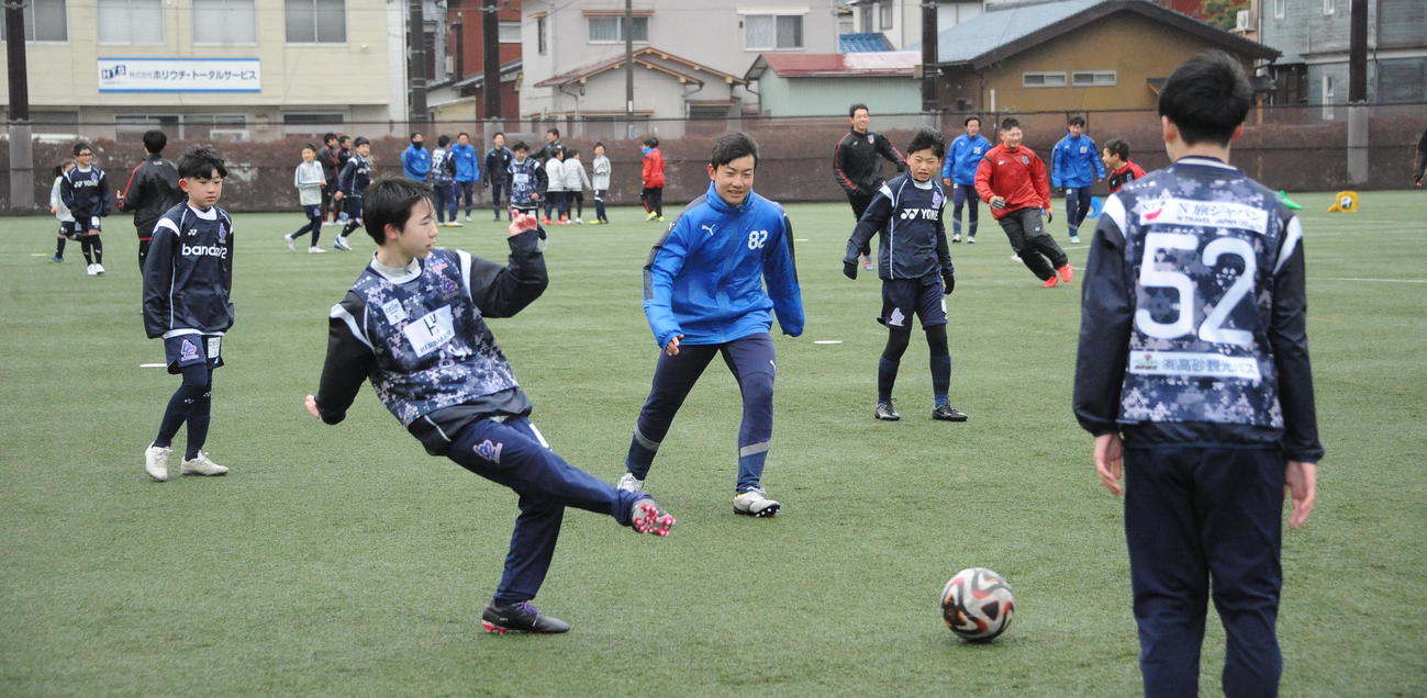 笑顔で交流する選手たち