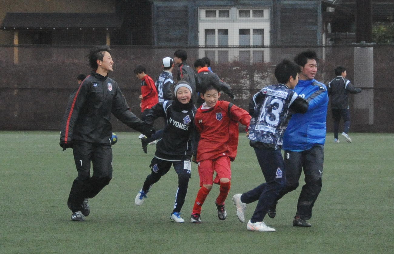 交流する選手たち